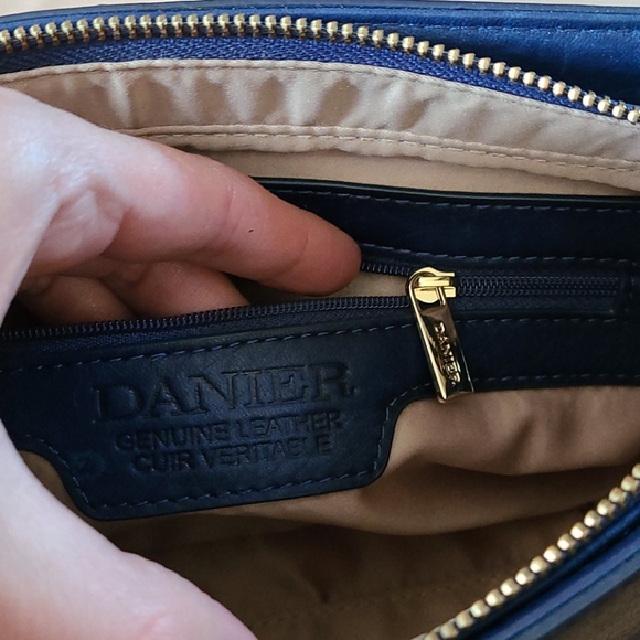 Danier leather purse with gold chain strap - Picture 4 of 6